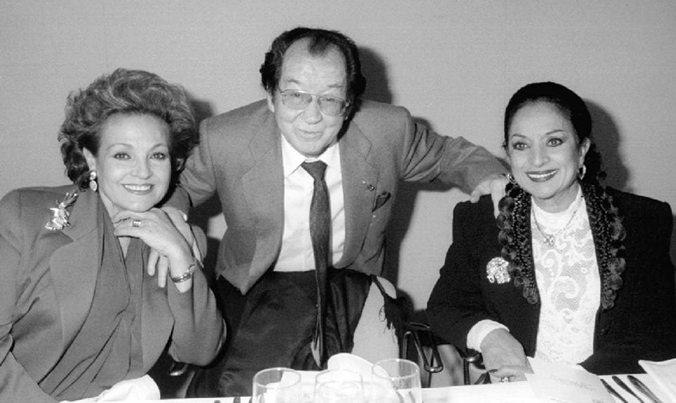 Lola Flores (d) junto a Juanito Valderrama y Carmen Sevilla, durante un homenaje en 1995.