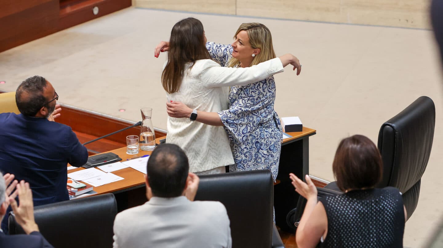 MÉRIDA, 20/06/2023.- Sesión Constitutiva de la Asamblea de Extremadura tras las elecciones del 28M en la que la socialista Blanca Martín (d), ha sido elegida, en segunda vuelta, presidenta de la Asamblea. EFE/ Jero Morales