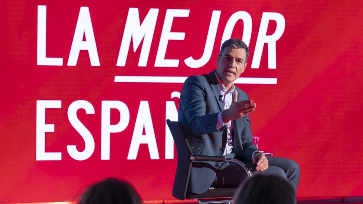 El secretario general del PSOE y presidente del Gobierno, Pedro Sánchez, durante su 'diálogo' con el ministro de Inclusión, José Luis Escrivá, este 21 de junio de 2023 en Ferraz.