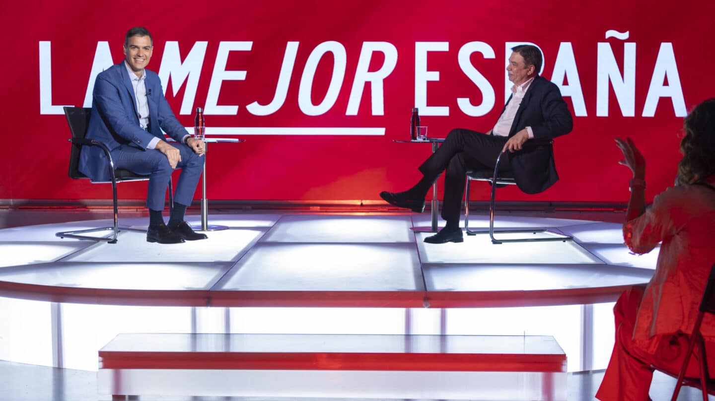 El secretario general del PSOE y presidente del Gobierno, Pedro Sánchez, durante su 'diálogo' con el ministro de Agricultura, Luis Planas, este 22 de junio de 2023 en Ferraz.