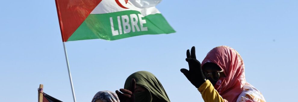 Mujeres saharauis participan en el desfile militar con motivo del medio siglo de la fundación del Frente Polisario, el pasado mayo.