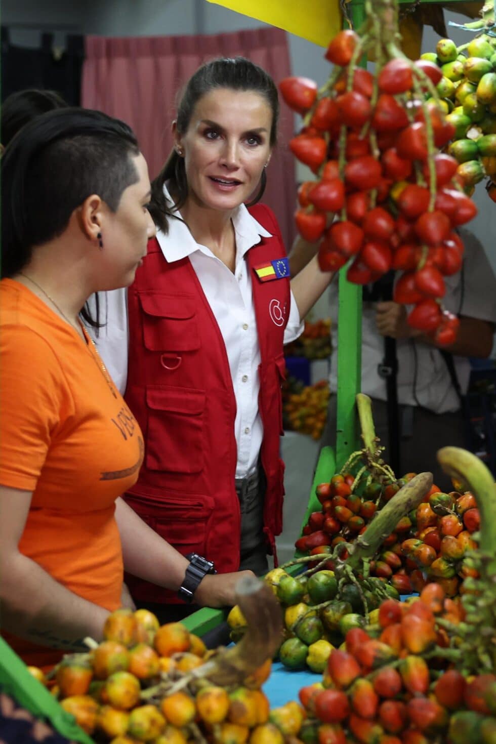 La reina Letizia visita los proyectos de puestos ambulantes de la Fundación Microfinanzas BBVA, para conocer de primera mano las actividades de varios emprendedores, hoy, en el barrio Santa Elena, en Cali (Colombia), con lo que concluye su visita de cooperación al país suramericano