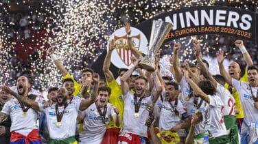 El Sevilla ejerce de campeón y alza su séptima Europa League frente a Mourinho tras penaltis