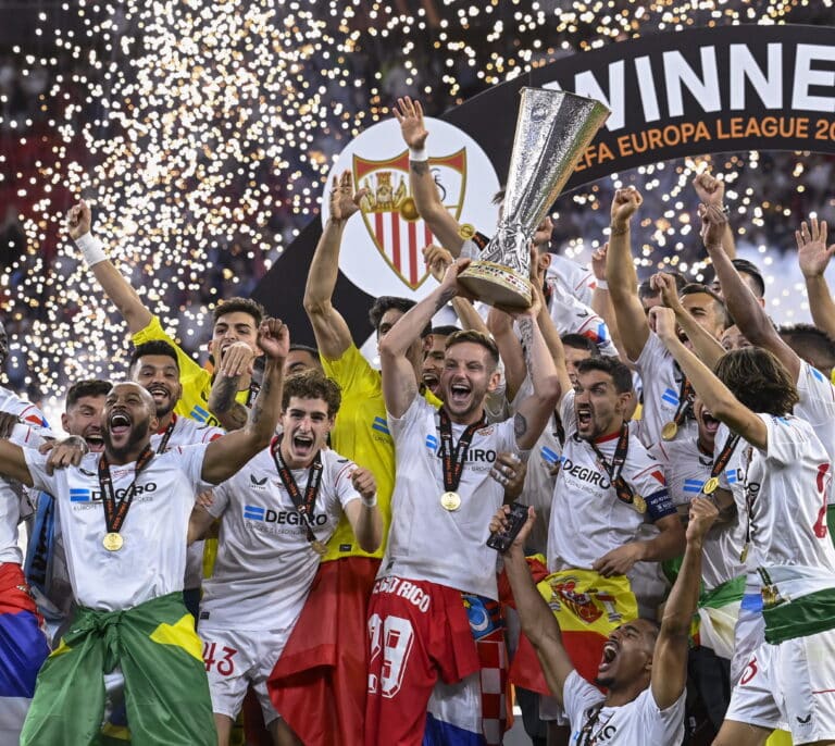 El Sevilla ejerce de campeón y alza su séptima Europa League frente a Mourinho tras penaltis