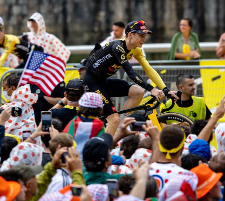 El Tour de Francia arranca en Euskadi con lluvia, 'txapelas' y una afición volcada