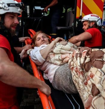 Voluntarios de toda Ucrania acuden al rescate de los damnificados en Jersón [...]