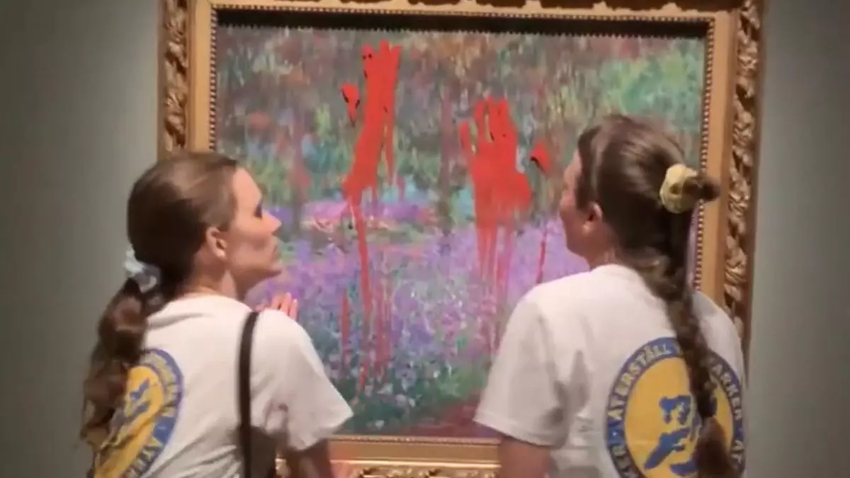 Dos activistas manchan con pintura roja un cuadro de Monet en Estocolmo para protestar por la pérdida de humedales