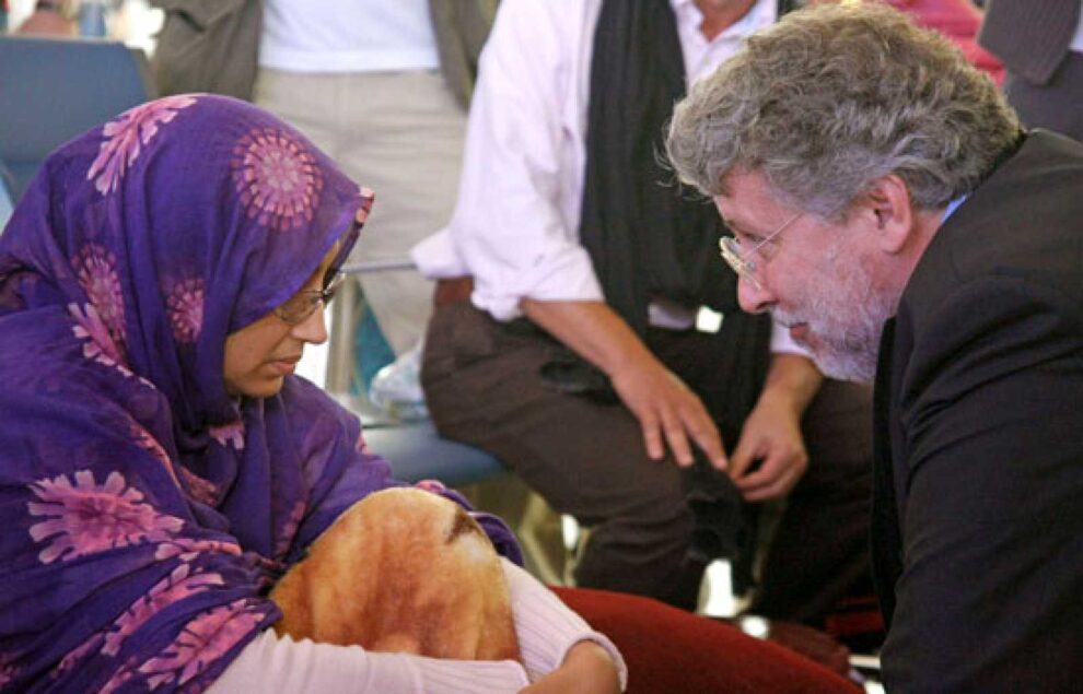 Aminetu Haidar, activista saharaui, conversa con Agustín Santos durante la huelga de hambre en 2009.