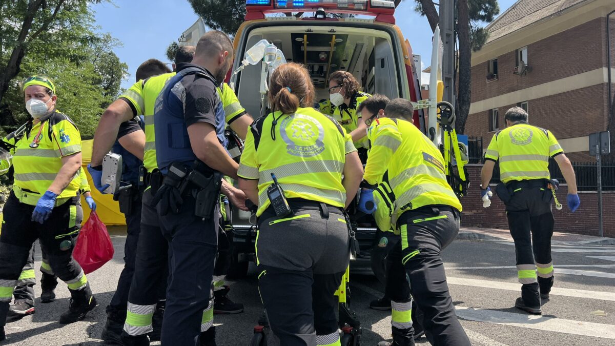 Las asistencias trabajan tras el atropello de una joven en Arturo Soria (Madrid).