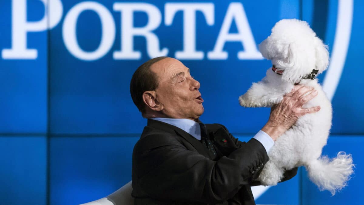 Silvio Berlusconi juega con un perrito
