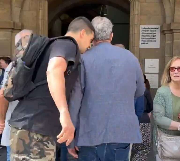 Un joven propina un cabezazo al portavoz de Vox en el Parlament