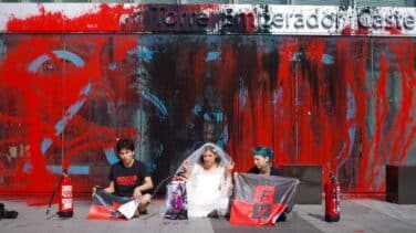 Activistas climáticos rocían de pintura la embajada británica en Madrid