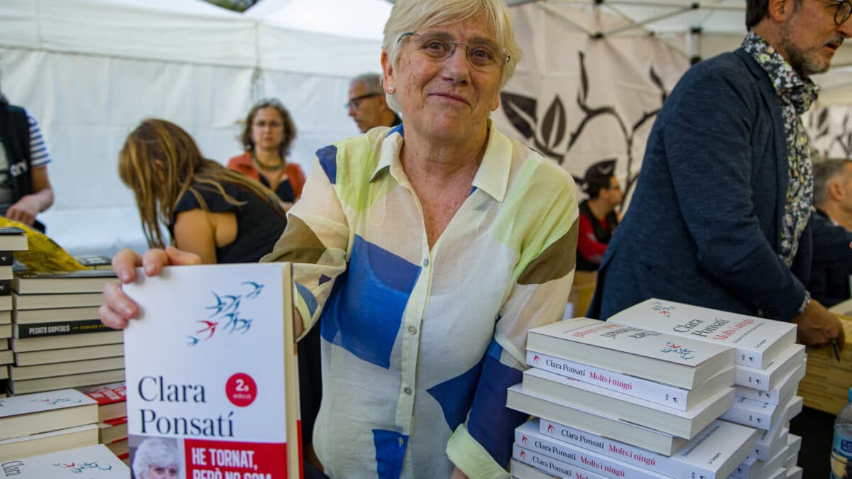La economista y política Clara Ponsatí firma libros durante la celebración del Día Internacional del Libro
