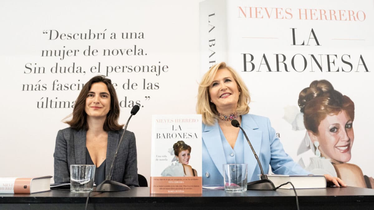 La editora Carmen Romero y la periodista y escritora Nieves Herrero, durante la presentación de su libro ‘La Baronesa’.