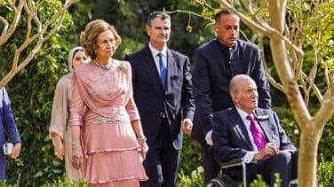 Juntos y con Juan Carlos en silla de ruedas: los reyes eméritos reaparecen en la boda del heredero de Jordania
