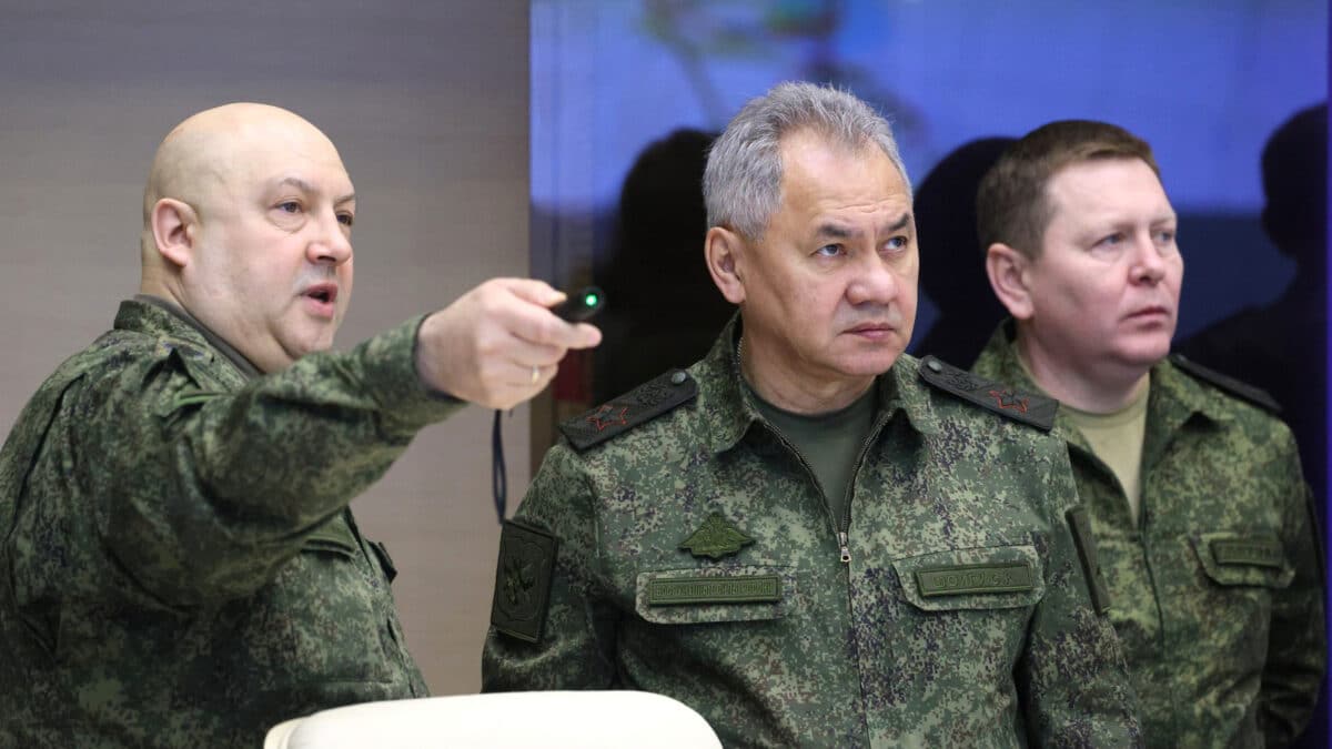 El general Surovikin (i) y el ministro ruso de Defensa, Serguei Shoigu
