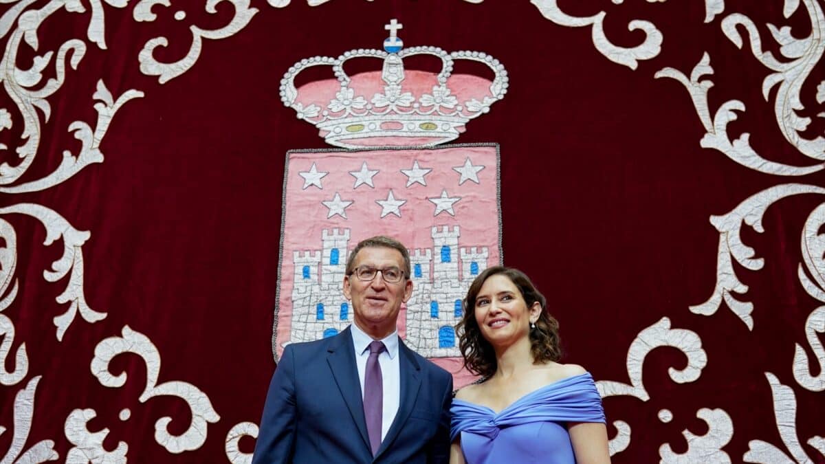 El presidente del PP, Alberto Núñez Feijóo y la presidenta de la Comunidad de Madrid, Isabel Díaz Ayuso, durante su acto de toma de posesión.