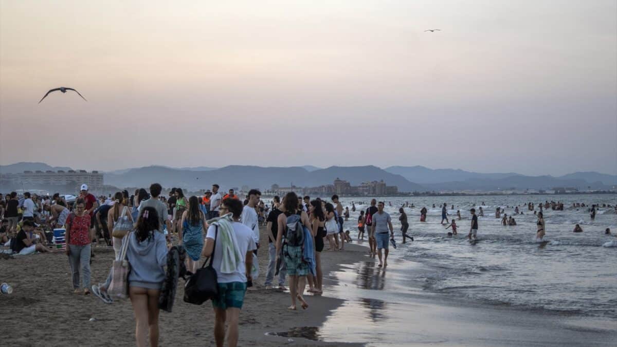 Varias personas en la playa de la Malvarrosa en Valencia, aprovechando los días festivos en julio de 2023 en España.
