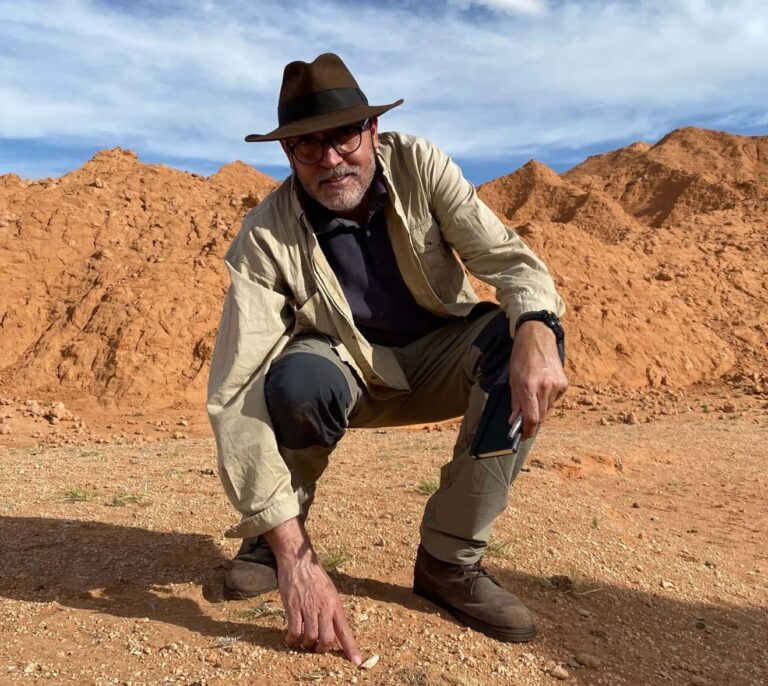 El explorador español que reivindica a Indiana Jones: “Es una piel que podríamos adoptar muchos arqueólogos”