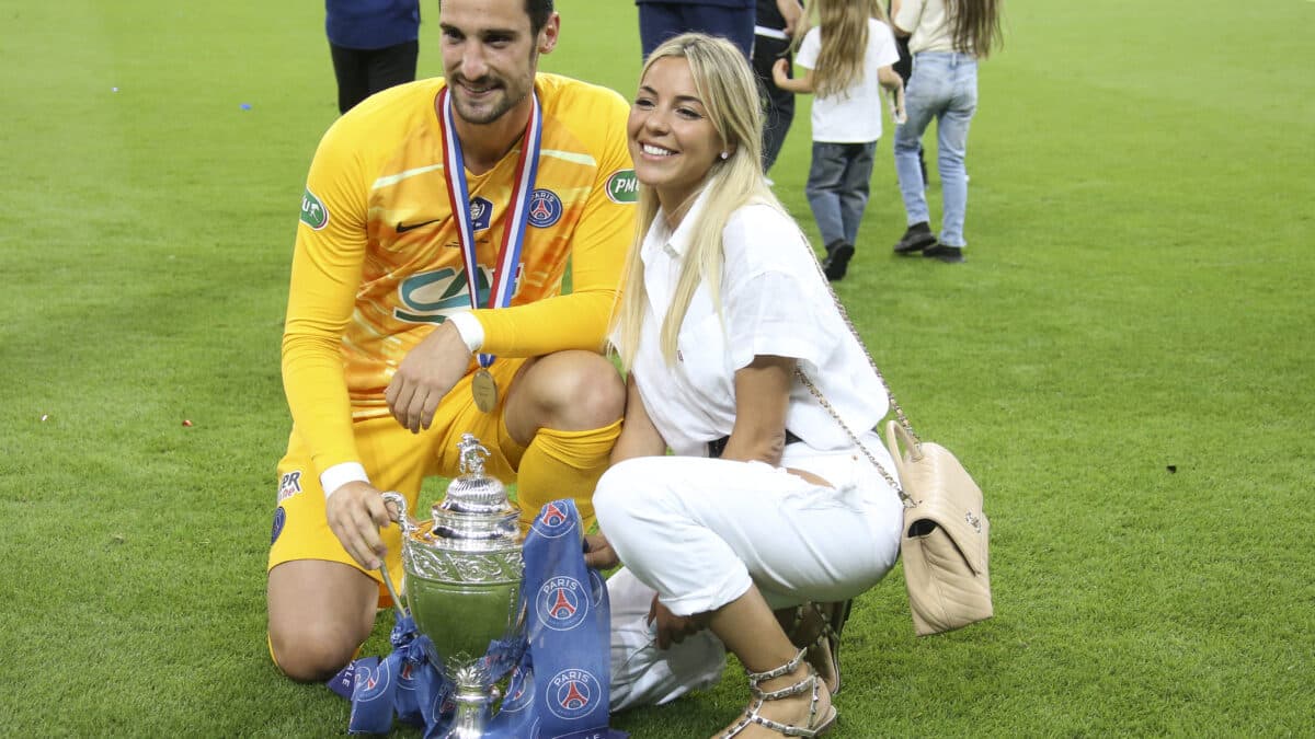 El portero del PSG Sergio Rico y su esposa Alba Silva celebran la victoria tras el partido de fútbol de la final de la Copa de Francia entre Paris Saint-Germain (PSG) y Saint-Etienne (ASSE)