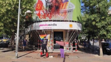 Activistas de Futuro Vegetal bañan con pintura el polémico cartel de VOX donde 'tiran a la basura' a distintos colectivos