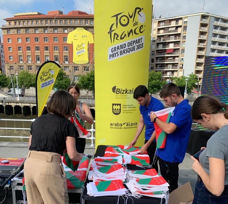 Los tres días del Tour en Euskadi: un mar de 60.000 ikurriñas por la independencia del 'Basque Country'