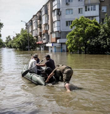 "Los rusos nos bombardeaban mientras intentábamos ponernos a salvo del agua en [...]