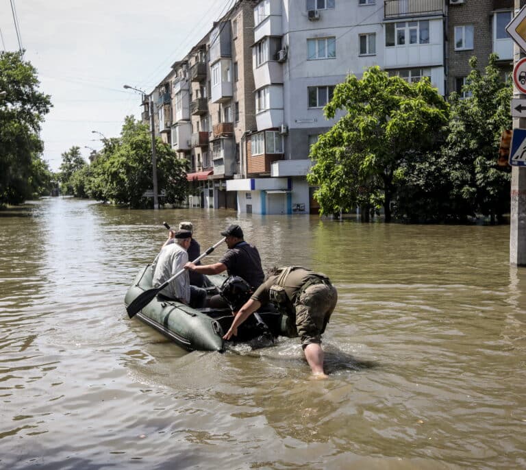 "Los rusos nos bombardeaban mientras intentábamos ponernos a salvo del agua en Jersón"