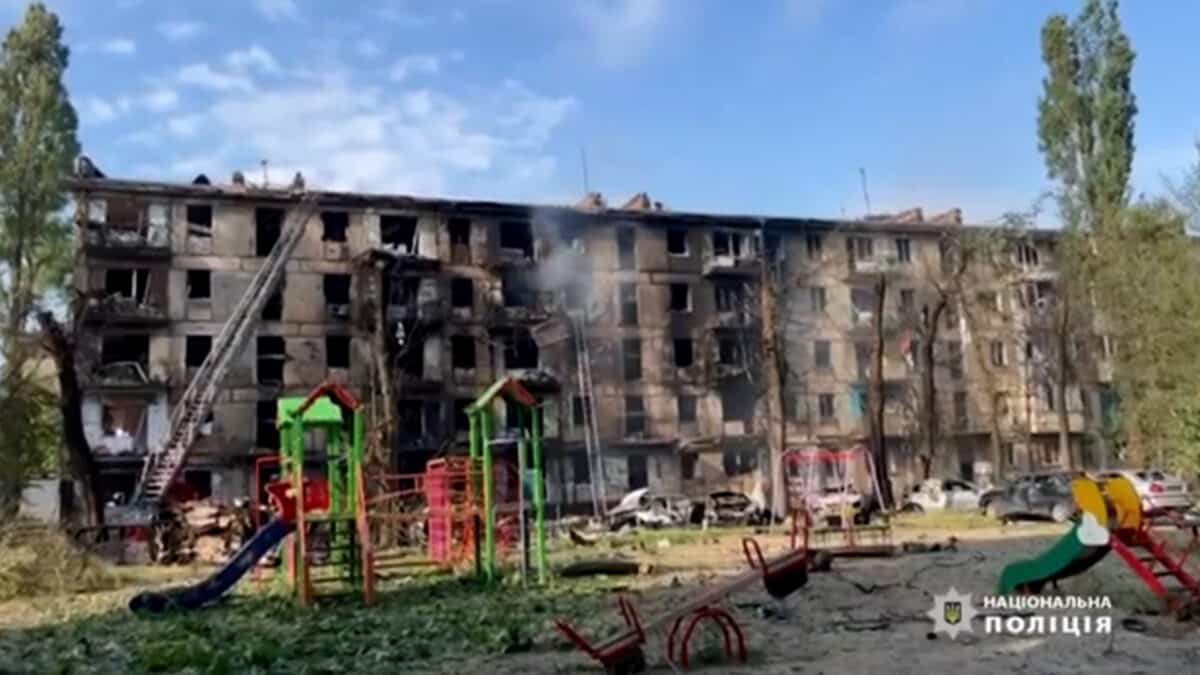 Varios muertos y heridos en un ataque ruso con misiles contra edificios residenciales en el sudeste de Ucrania
