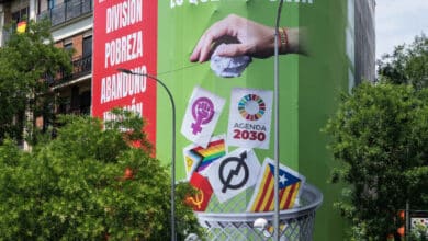 Retiran la polémica lona de Vox contra símbolos feministas, LGTB y otros colectivos tras la petición de la Junta Electoral