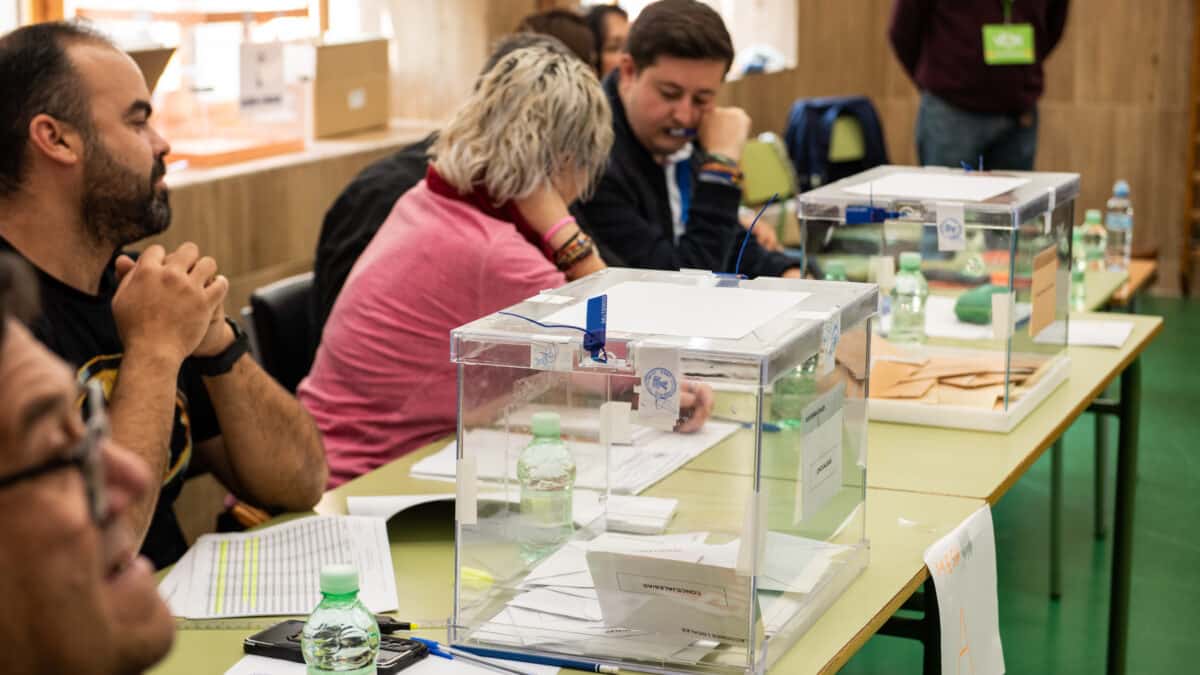 Mesa electoral en el colegio Alcalde Galindo, en Chichilla, donde votan los vecinos de la mitad impar de la calle Murcia