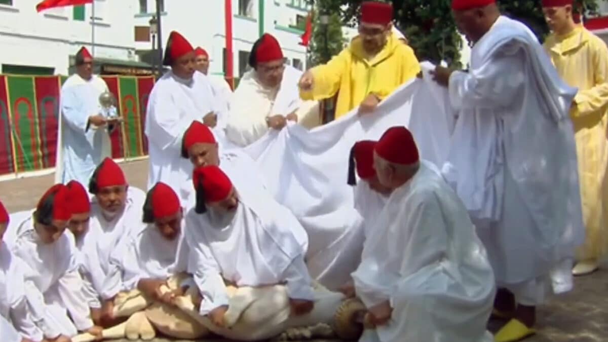 Mohamed VI se prepara para sacrificar un cordero en Tetuán.