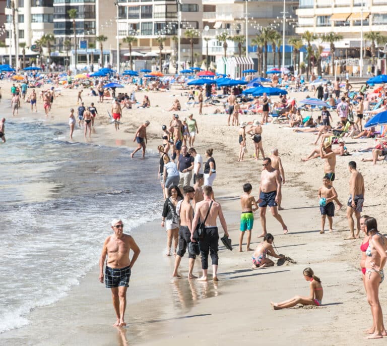 Cuatro de cada cinco españoles gastarán estas vacaciones igual o más que en 2022