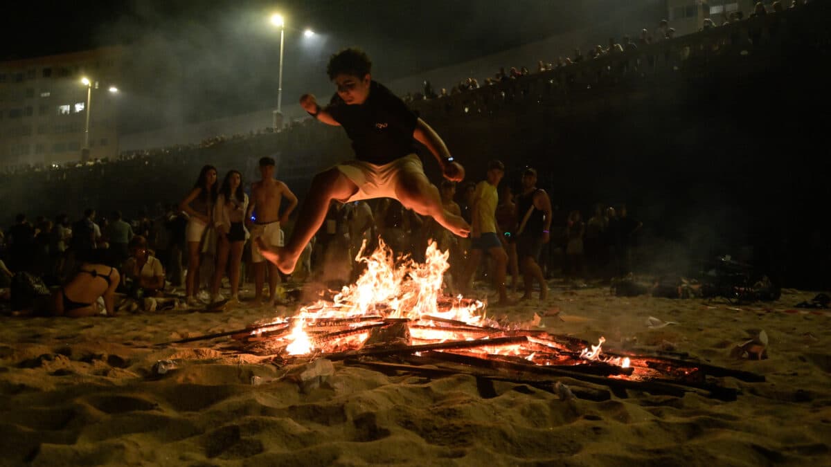 Celebración de la fiesta de San Xoan en la playa del Orzán.