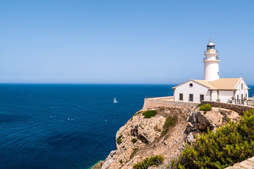 El faro de Cabo Blanco en la isla de Mallorca, que es uno de los destinos baratos para viajar en verano 2023