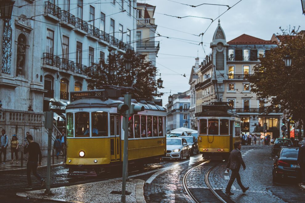 Un tranvía en Lisboa, Portugal, que es uno de los destinos baratos para viajar en verano 2023