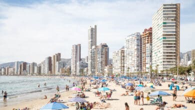 España se prepara para otro verano  récord de turistas con las ofertas de última hora a la baja