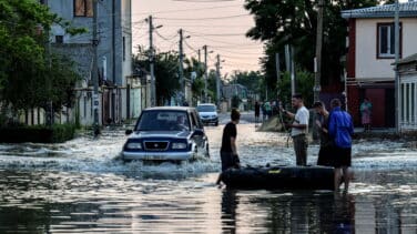La inundación por la rotura de la presa del Dniéper frustra el avance de Ucrania en el sur