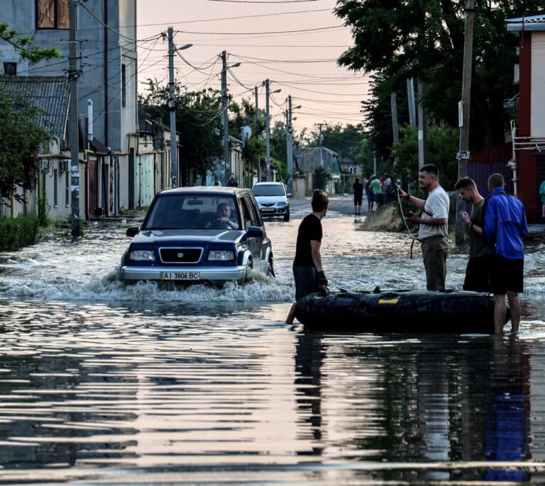 La inundación por la rotura de la presa del Dniéper frustra el avance de Ucrania en el sur