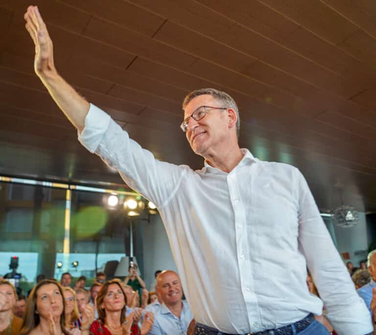 Nueva oleada de encuestas: el PP afianza en 40 escaños su distancia con el PSOE y suma mayoría absoluta con Vox