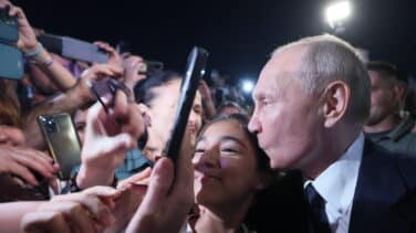 Putin se da un excepcional baño de masas con selfis y besos en Daguestán