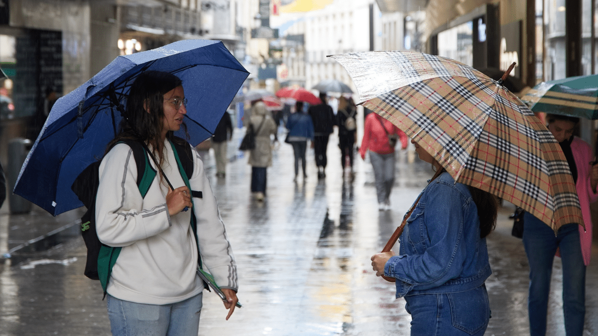 Dos personas con paraguas por la inestabilidad provocada por la llegada de la última DANA. Hay previsiones de lluvia en varias zonas de España que durarán hasta el miércoles 14 de junio