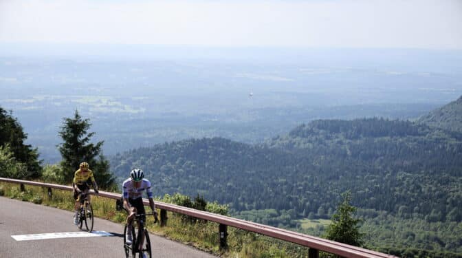 Vingegaard aguanta en el muro del Puy de Dome un nuevo zarpazo de Pogacar