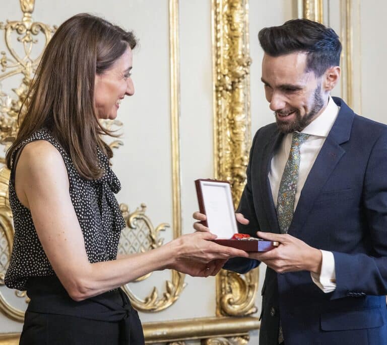 El Gobierno premia con una medalla al secretario de Estado que firmó el cese "ilegal" de Pérez de los Cobos