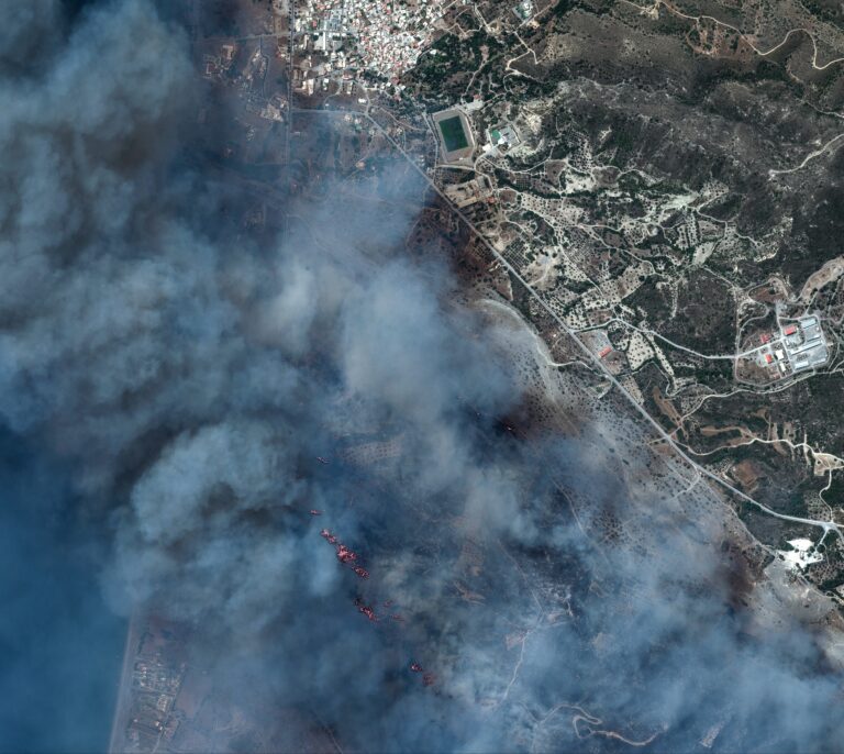 Grecia, "en guerra" contra los incendios