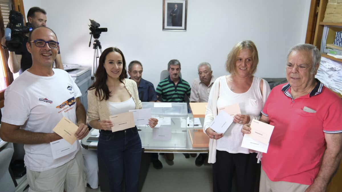 Las urnas de Villarroya preparadas para batir el récord de 32 segundos y 25 centésimas que fue el tiempo en el que votaron, en las elecciones generales de 2019