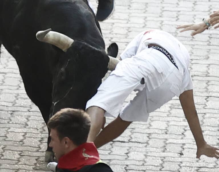 Un toro de Victoriano del Río cornea a un corredor en la bajada al callejón