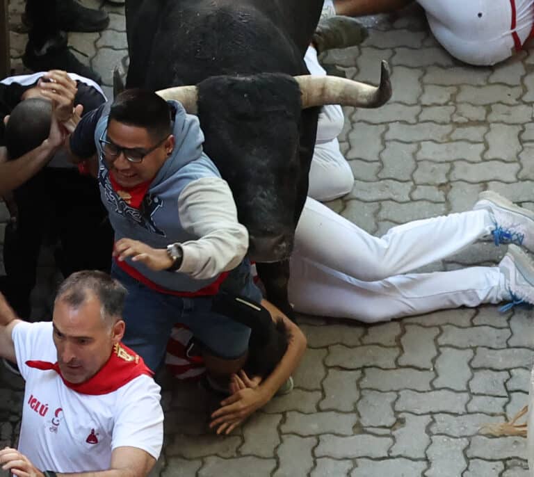 Milagro en la curva de Estafeta: los miuras en el último encierro de San Fermín