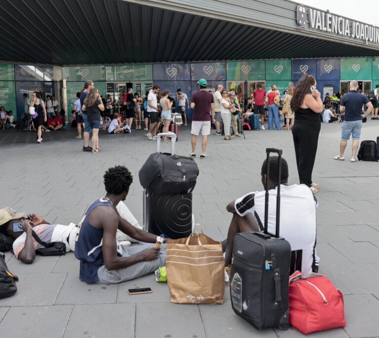 3.500 viajeros han sido afectados por la suspensión de trenes en Valencia de los que 2.000 ya han sido atendidos