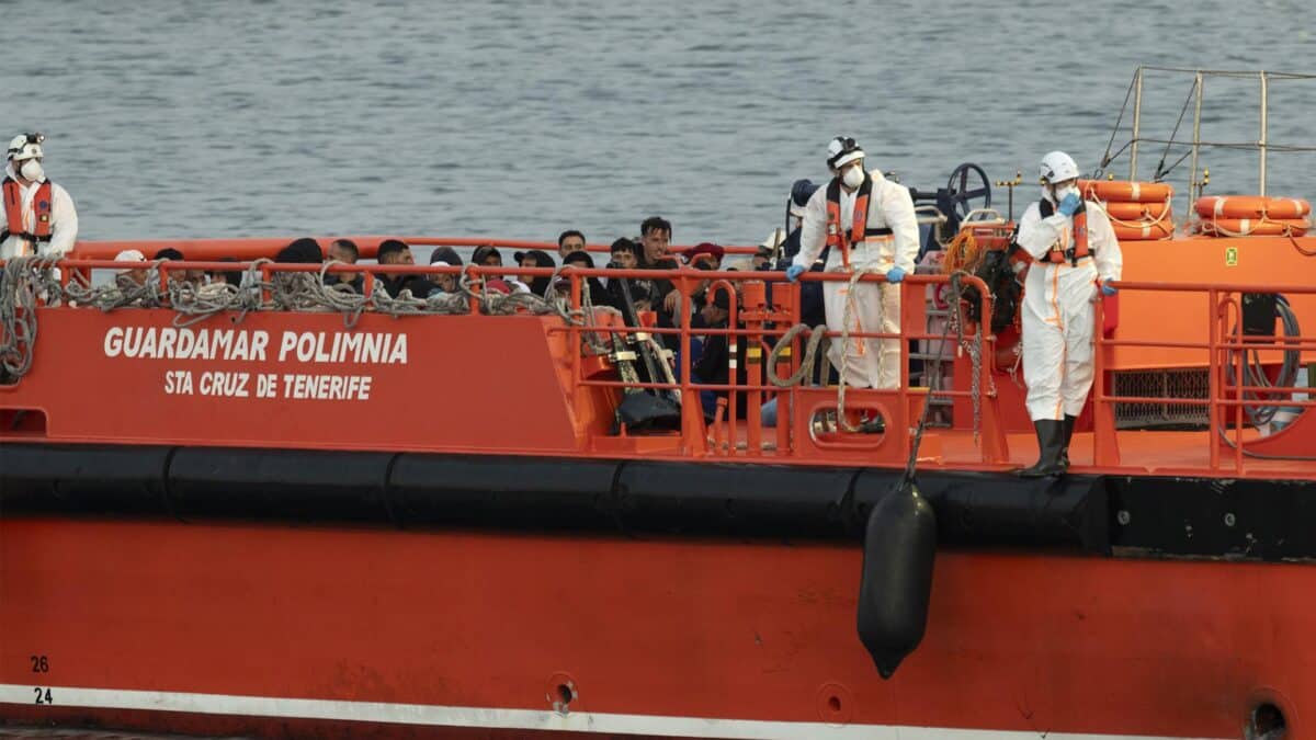 El buque de Salvamento Marítimo Guardamar Polimnia socorre a 41 personas de origen magrebí que intentaban llegar a Lanzarote en una patera.